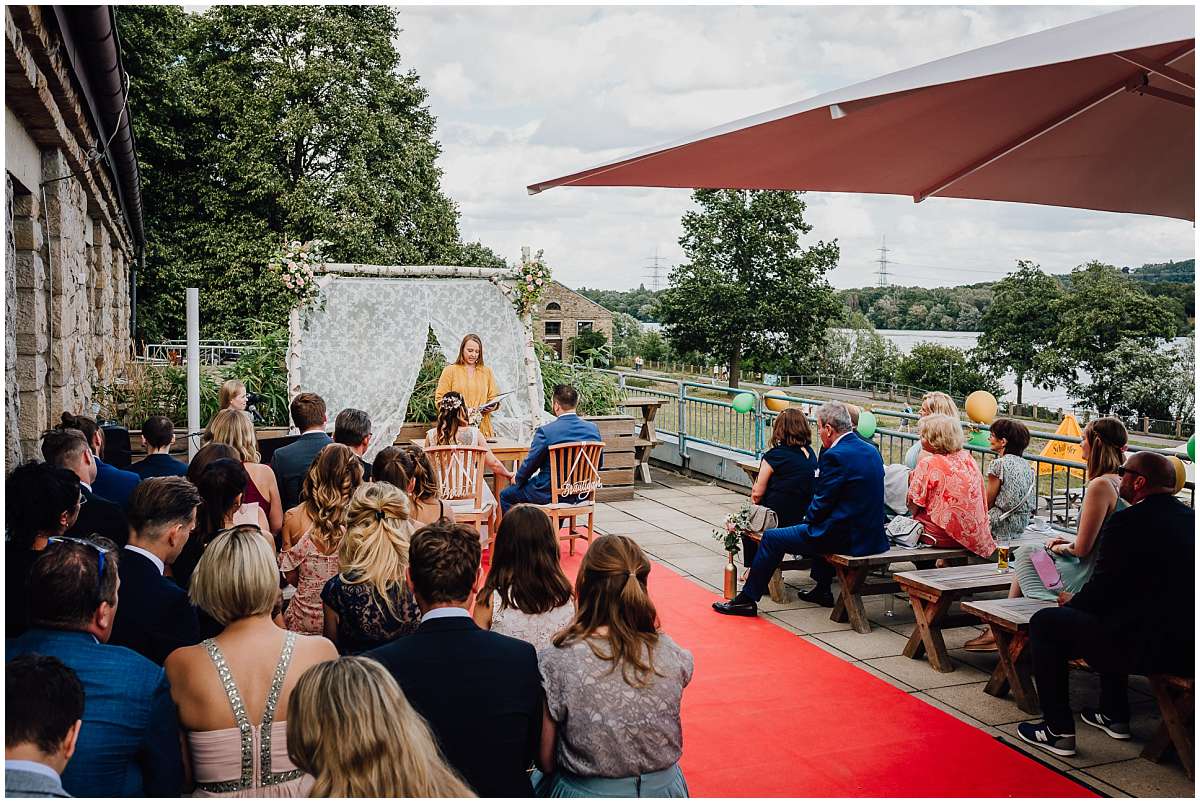 Hochzeitsfotograf Bochum Sommerhochzeit Corona draussen freie Trauung Kemnader See Seeblick Bochum