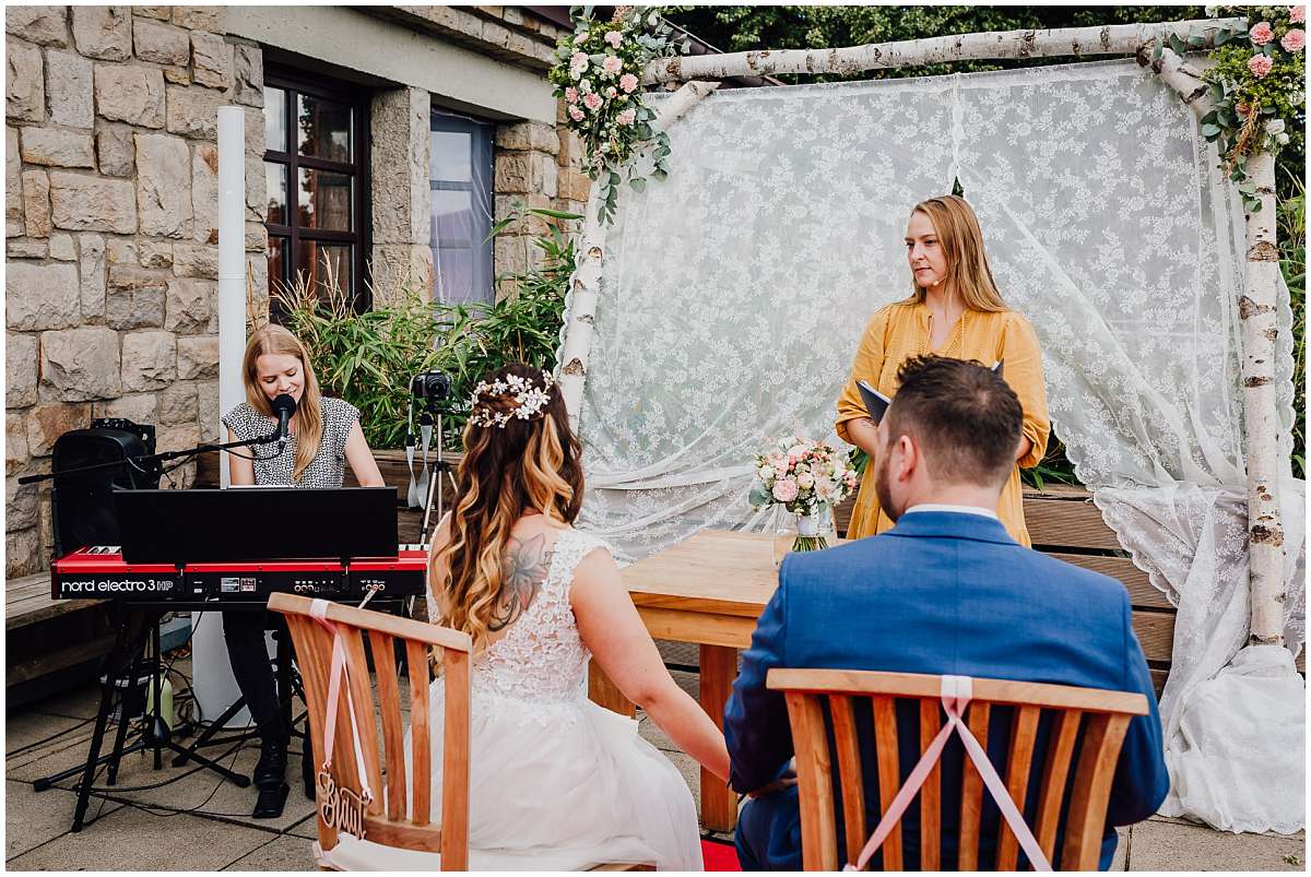 Hochzeitsfotograf Bochum Sommerhochzeit Corona draussen freie Trauung Kemnader See Seeblick Bochum