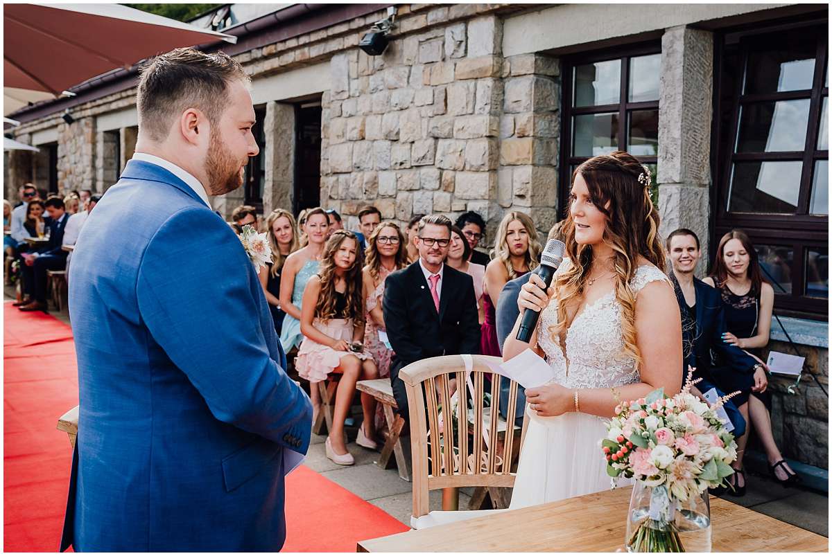 Hochzeitsfotograf Bochum Sommerhochzeit Corona draussen freie Trauung Kemnader See Seeblick Bochum