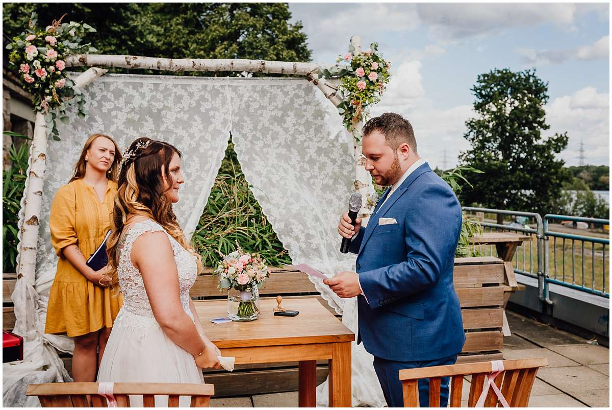 Hochzeitsfotograf Bochum Sommerhochzeit Corona draussen freie Trauung Kemnader See Seeblick Bochum