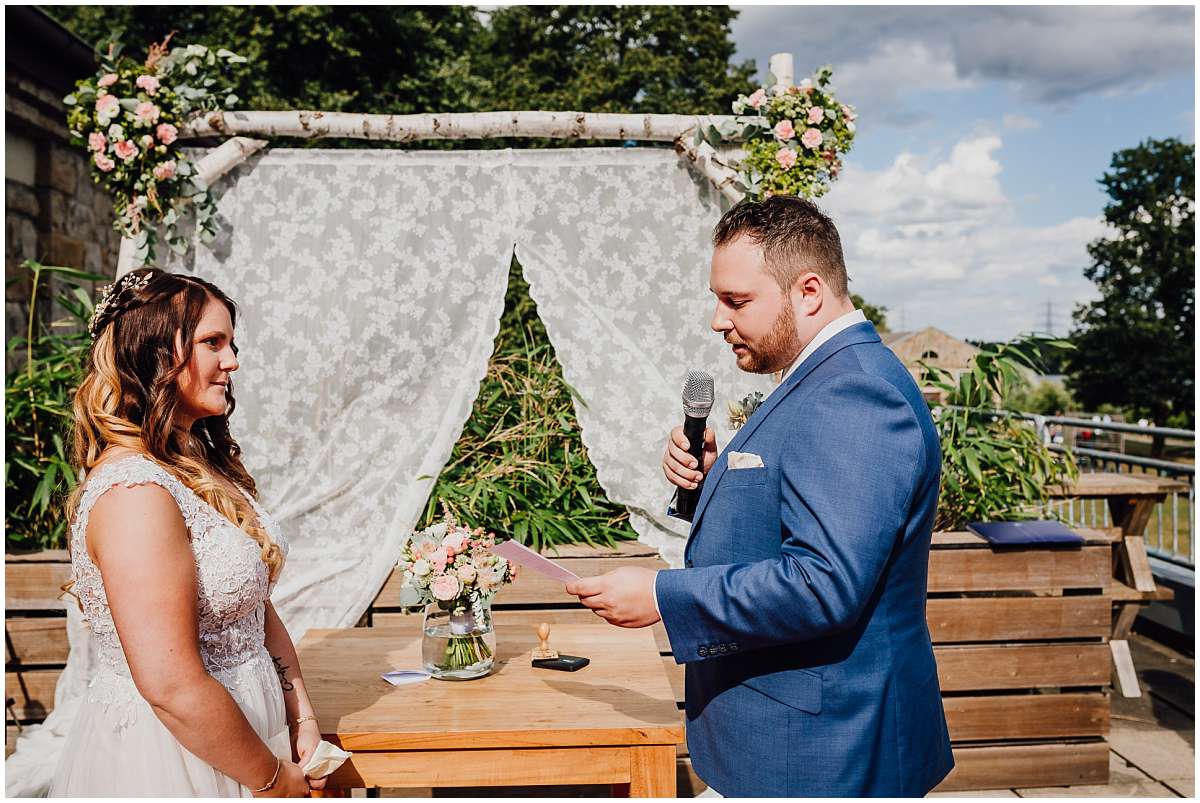 Hochzeitsfotograf Bochum Sommerhochzeit Corona draussen freie Trauung Kemnader See Seeblick Bochum