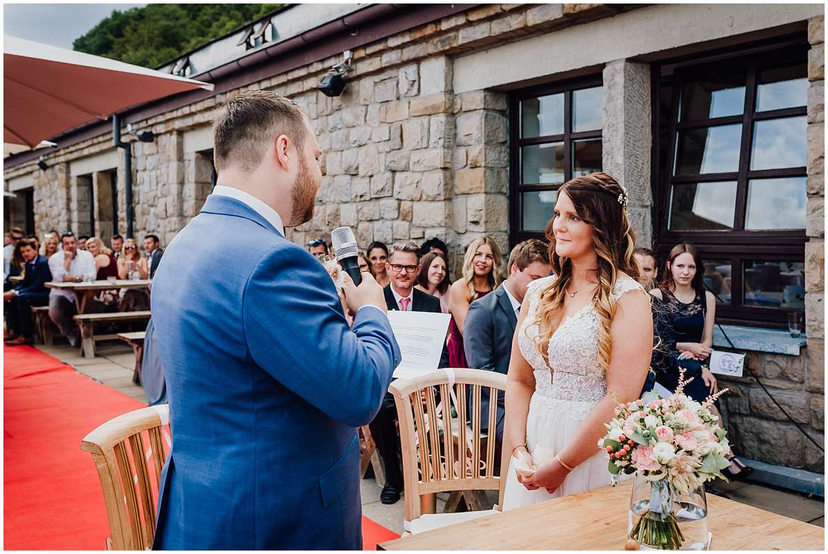 Hochzeitsfotograf Bochum Sommerhochzeit Corona draussen freie Trauung Kemnader See Seeblick Bochum