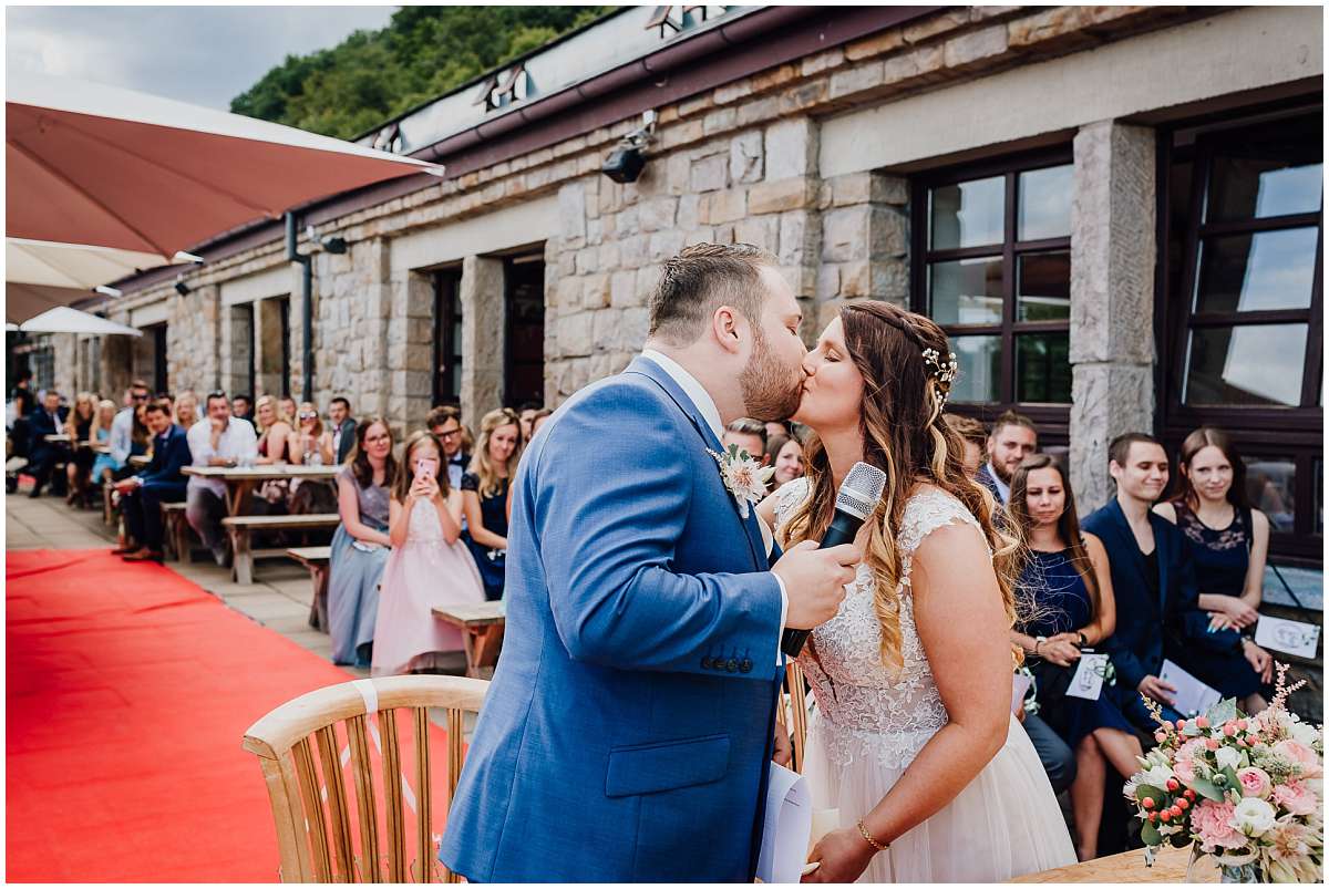 Hochzeitsfotograf Bochum Sommerhochzeit Corona draussen freie Trauung Kemnader See Seeblick Bochum