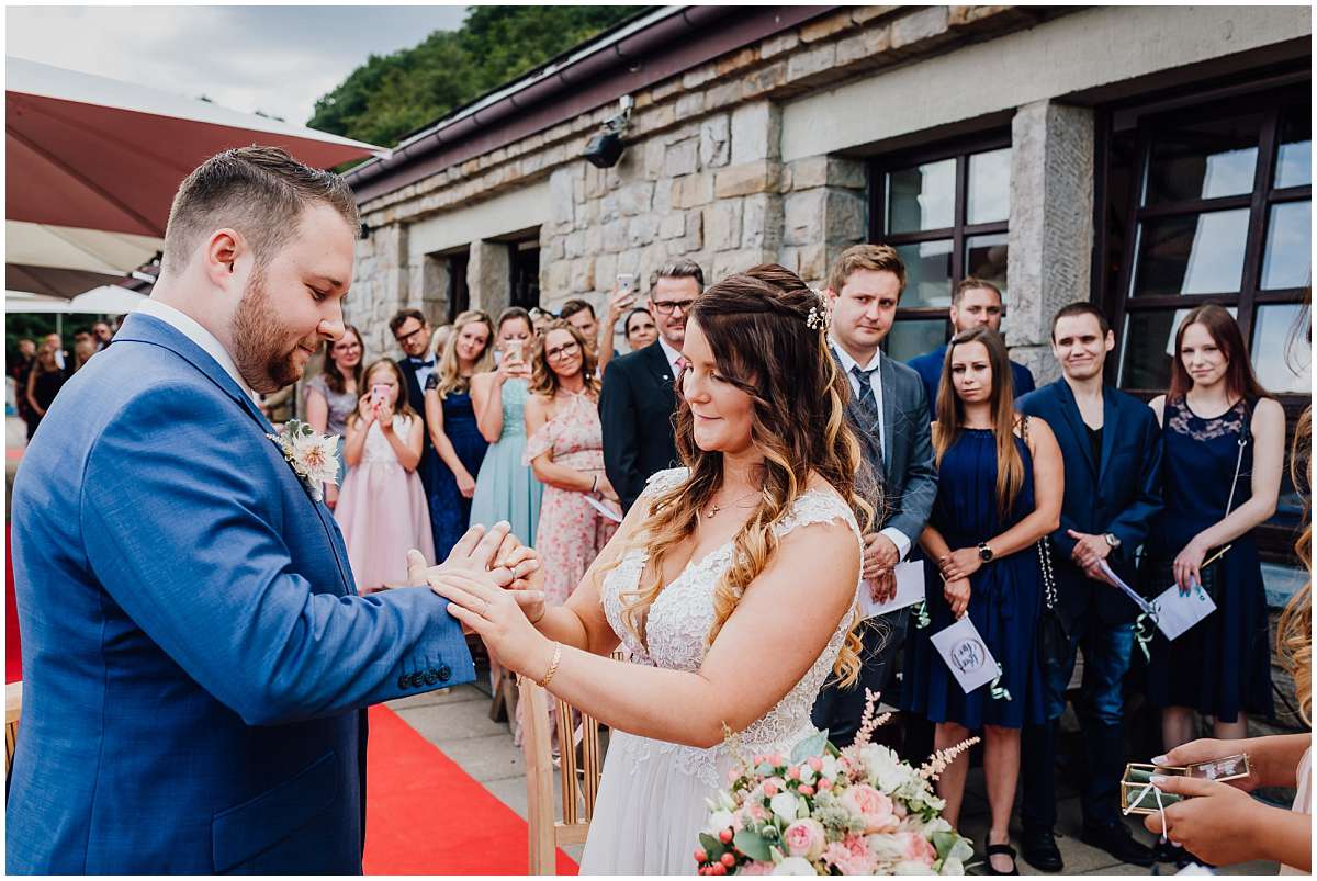 Hochzeitsfotograf Bochum Sommerhochzeit Corona draussen freie Trauung Kemnader See Seeblick Bochum