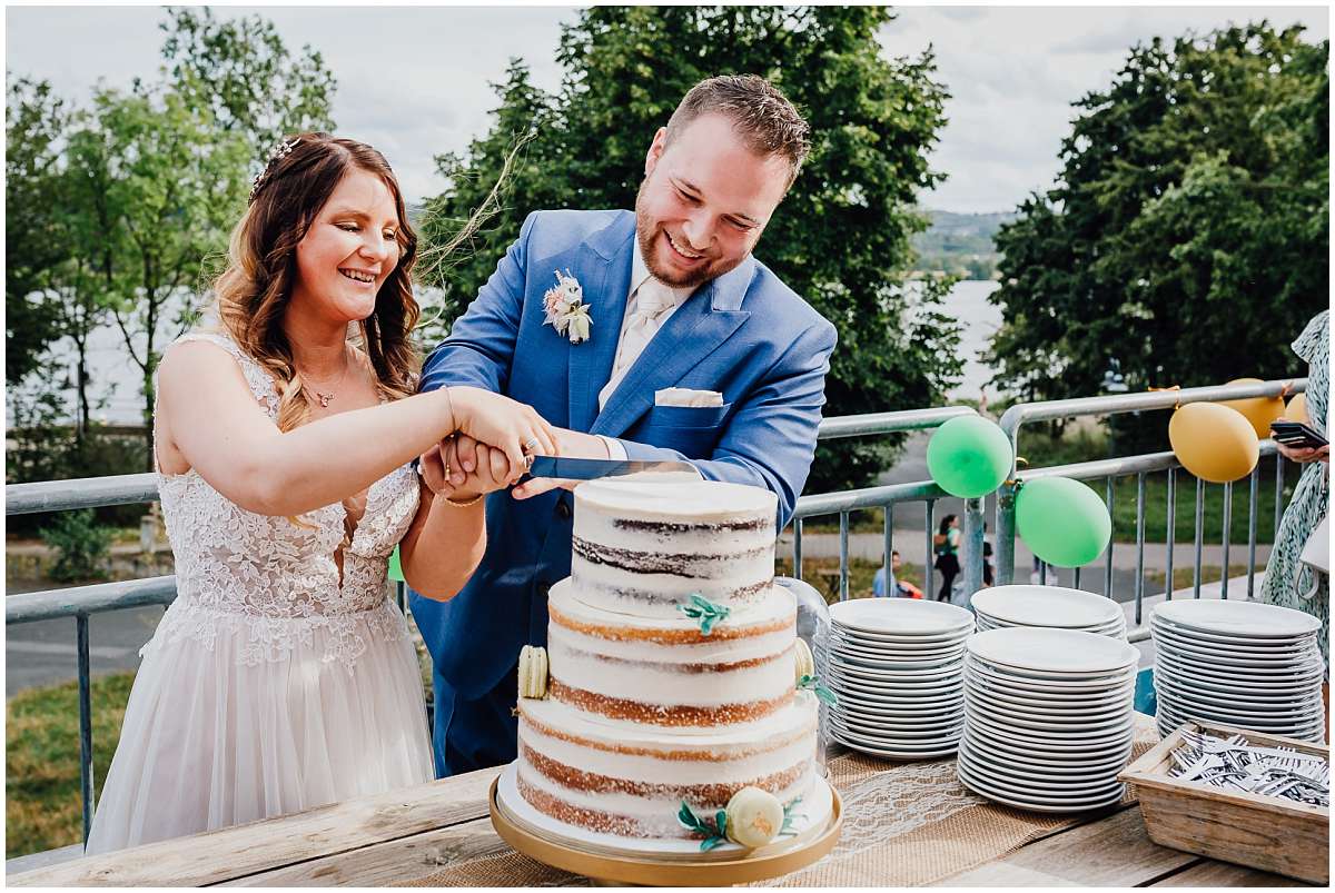 Hochzeitsfotograf Bochum Sommerhochzeit Corona draussen freie Trauung Kemnader See Seeblick Bochum Hochzeitstorte