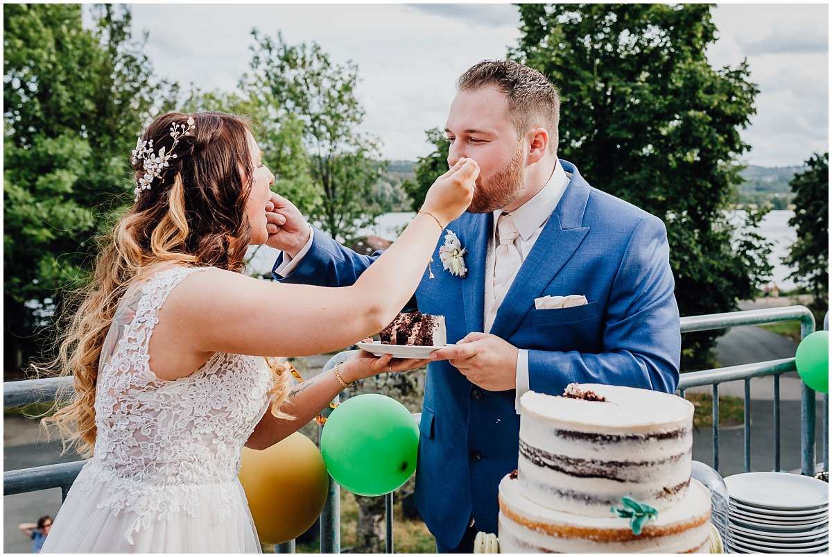 Hochzeitsfotograf Bochum Sommerhochzeit Corona draussen freie Trauung Kemnader See Seeblick Bochum Hochzeitstorte