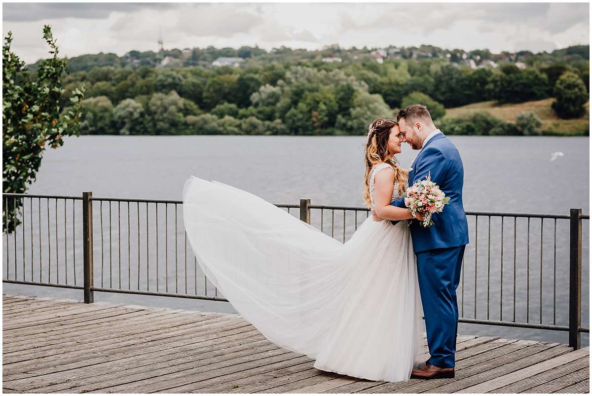 Hochzeitsfotograf Bochum Sommerhochzeit Corona draussen freie Trauung Kemnader See Seeblick Bochum Brautpaarfotos Brautpaarshooting