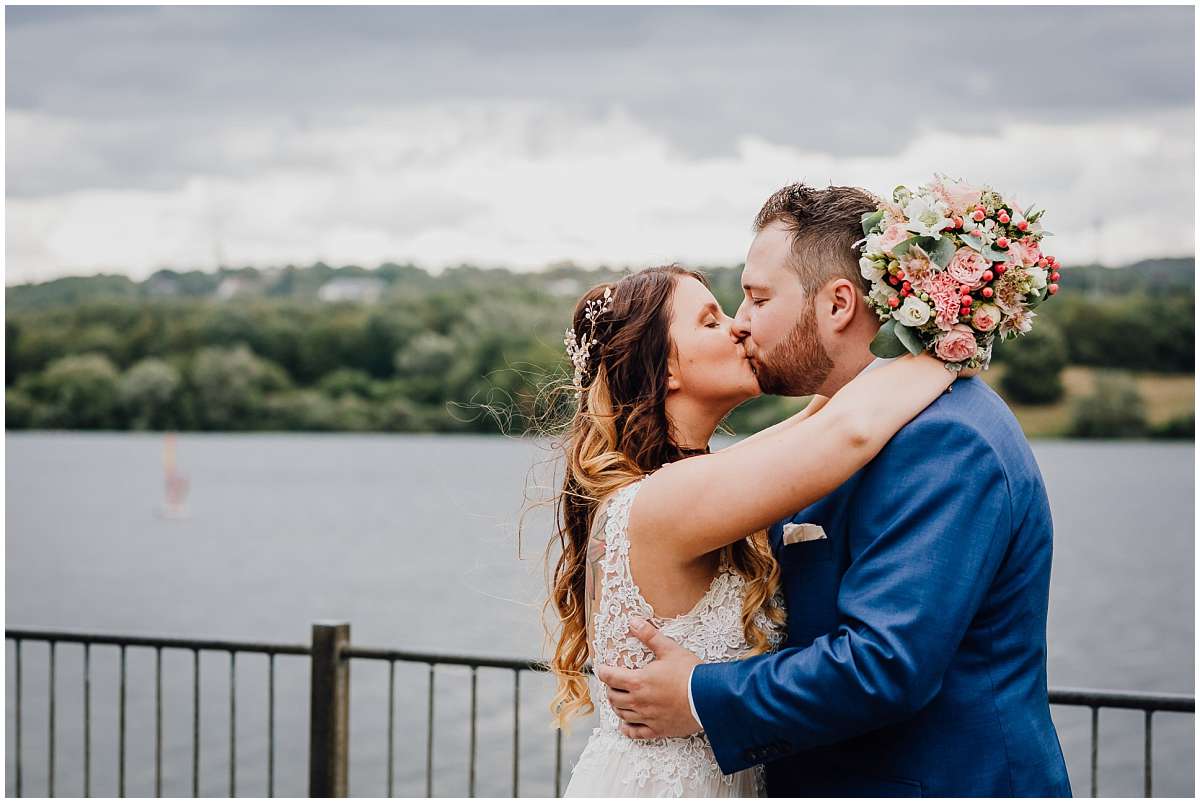 Hochzeitsfotograf Bochum Sommerhochzeit Corona draussen freie Trauung Kemnader See Seeblick Bochum Brautpaarfotos Brautpaarshooting