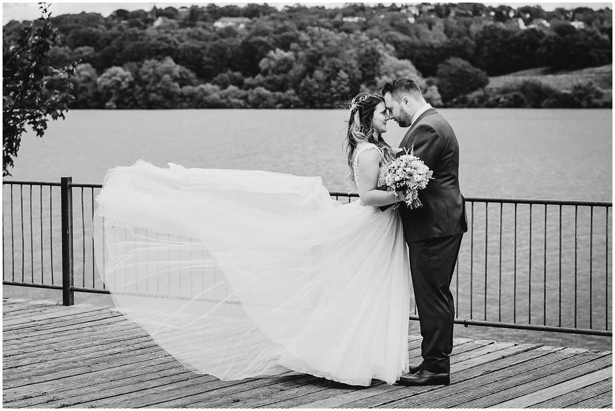 Hochzeitsfotograf Bochum Sommerhochzeit Corona draussen freie Trauung Kemnader See Seeblick Bochum Brautpaarfotos Brautpaarshooting