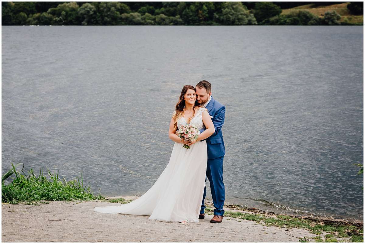 Hochzeitsfotograf Bochum Sommerhochzeit Corona draussen freie Trauung Kemnader See Seeblick Bochum Brautpaarfotos Brautpaarshooting