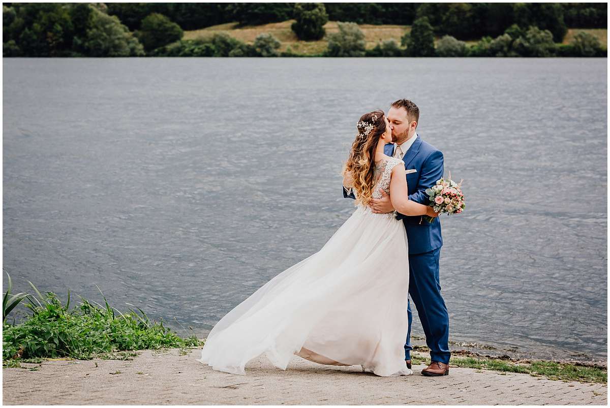 Hochzeitsfotograf Bochum Sommerhochzeit Corona draussen freie Trauung Kemnader See Seeblick Bochum Brautpaarfotos Brautpaarshooting