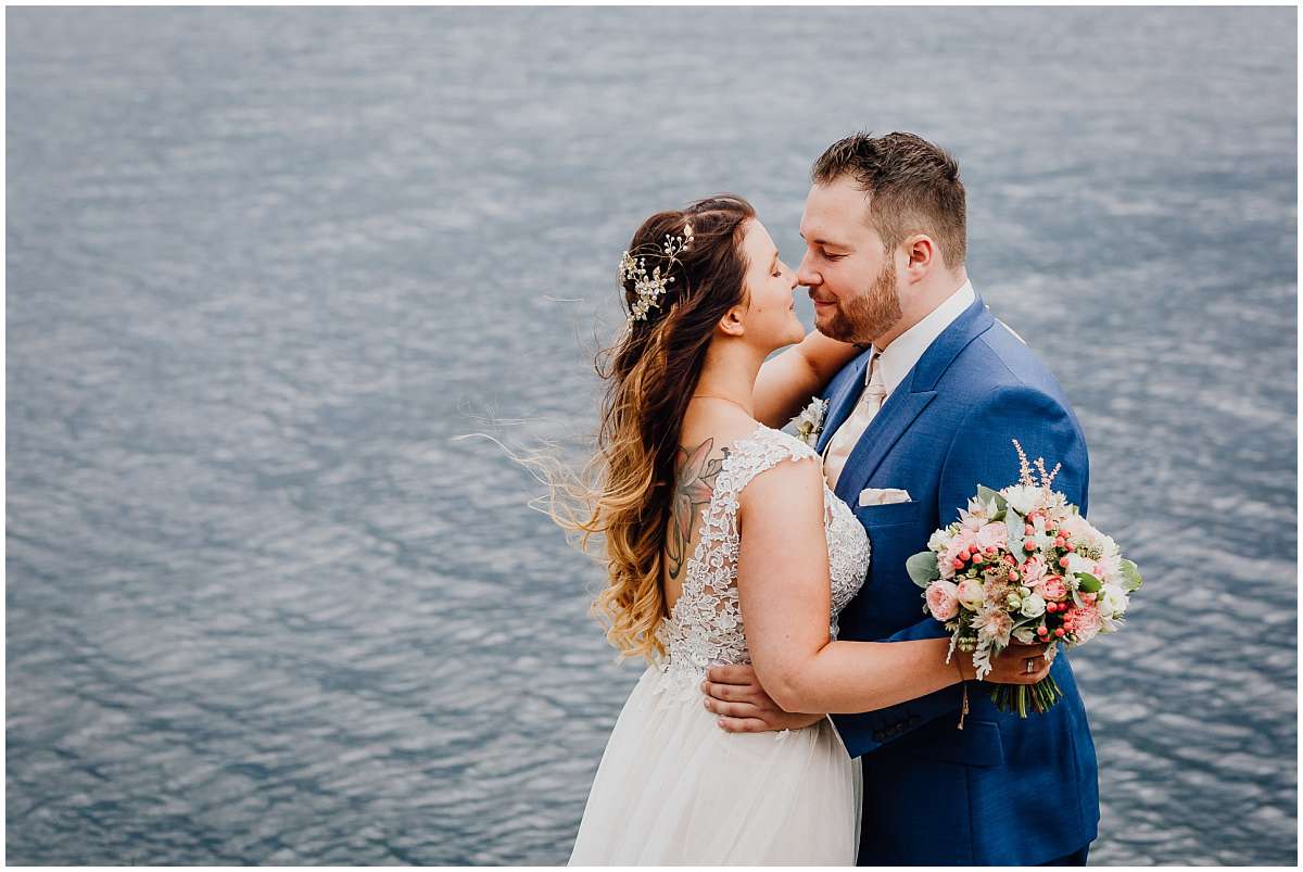 Hochzeitsfotograf Bochum Sommerhochzeit Corona draussen freie Trauung Kemnader See Seeblick Bochum Brautpaarfotos Brautpaarshooting