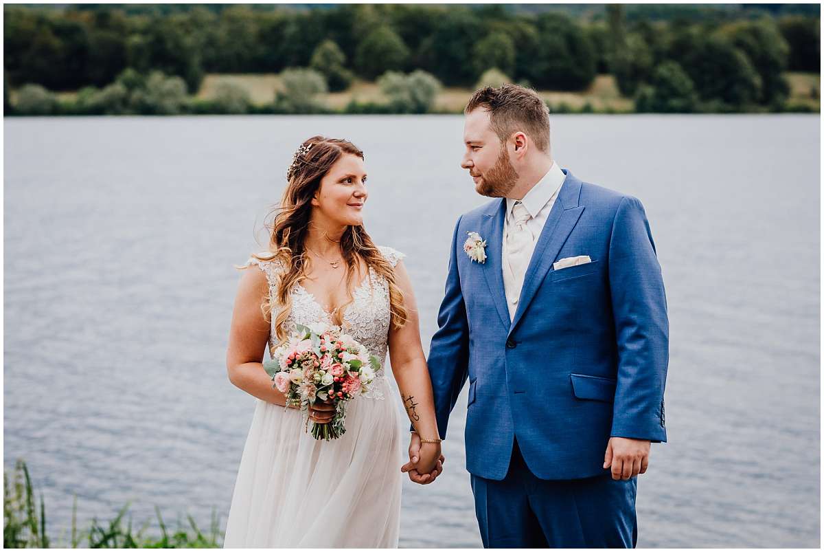 Hochzeitsfotograf Bochum Sommerhochzeit Corona draussen freie Trauung Kemnader See Seeblick Bochum Brautpaarfotos Brautpaarshooting