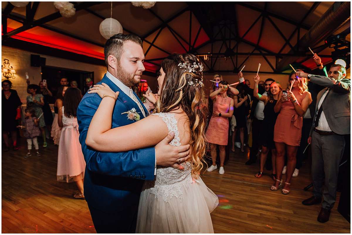 Hochzeitsfotograf Bochum Sommerhochzeit Corona draussen freie Trauung Kemnader See Seeblick Bochum Hochzeitsfeier Hochzeitstanz