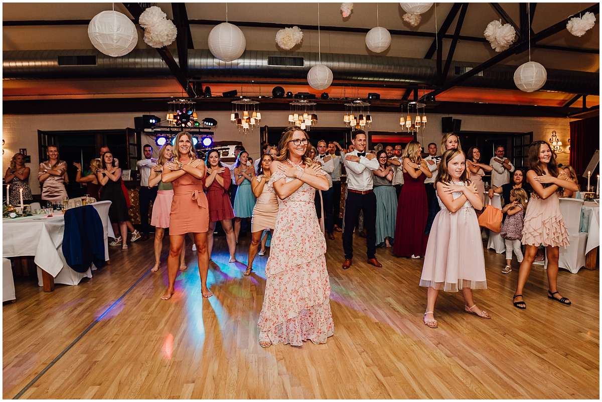 Hochzeitsfotograf Bochum Sommerhochzeit Corona draussen freie Trauung Kemnader See Seeblick Bochum Hochzeitsfeier Hochzeitsparty Flashmob