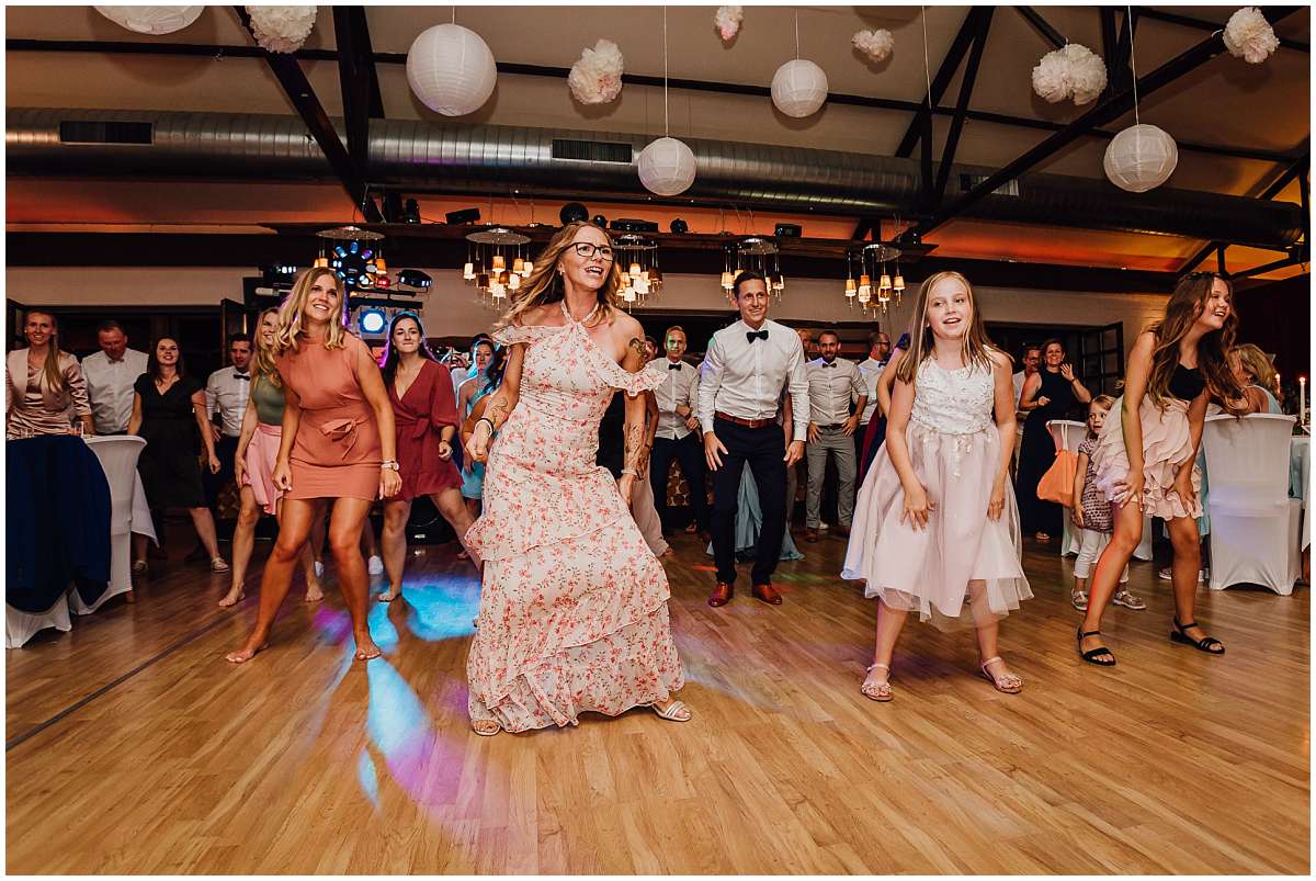 Hochzeitsfotograf Bochum Sommerhochzeit Corona draussen freie Trauung Kemnader See Seeblick Bochum Hochzeitsfeier Hochzeitsparty Flashmob