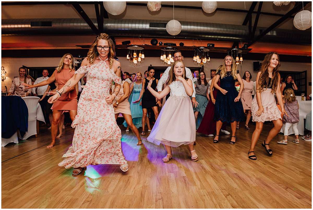 Hochzeitsfotograf Bochum Sommerhochzeit Corona draussen freie Trauung Kemnader See Seeblick Bochum Hochzeitsfeier Hochzeitsparty Flashmob