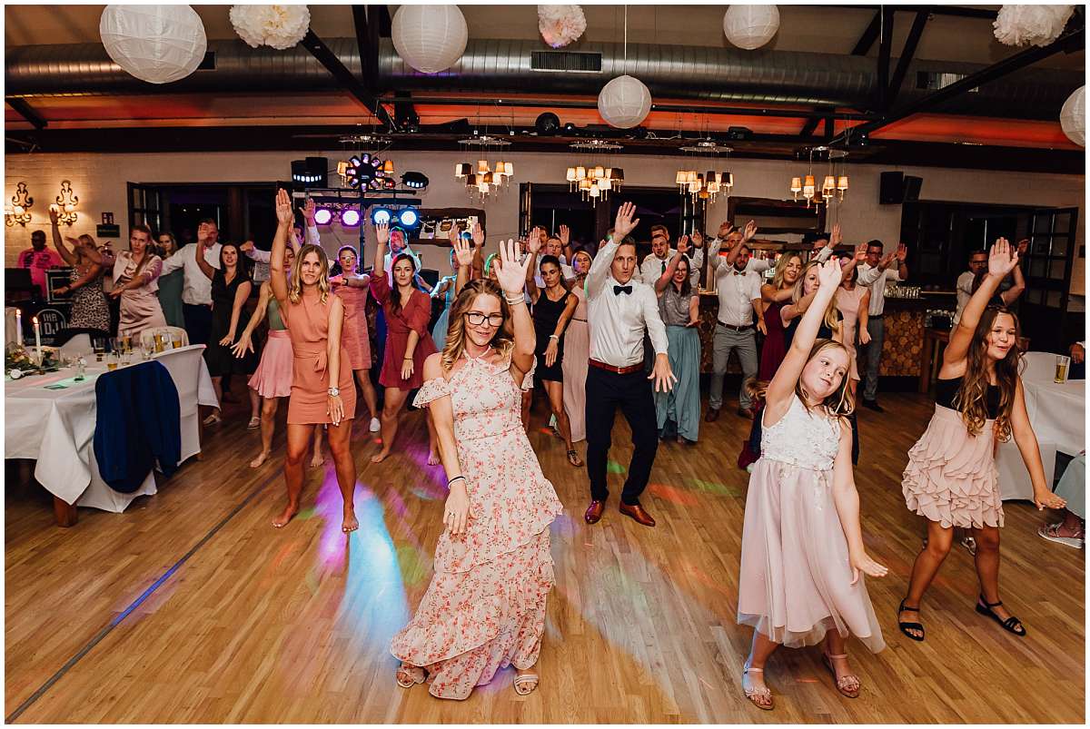 Hochzeitsfotograf Bochum Sommerhochzeit Corona draussen freie Trauung Kemnader See Seeblick Bochum Hochzeitsfeier Hochzeitsparty Flashmob