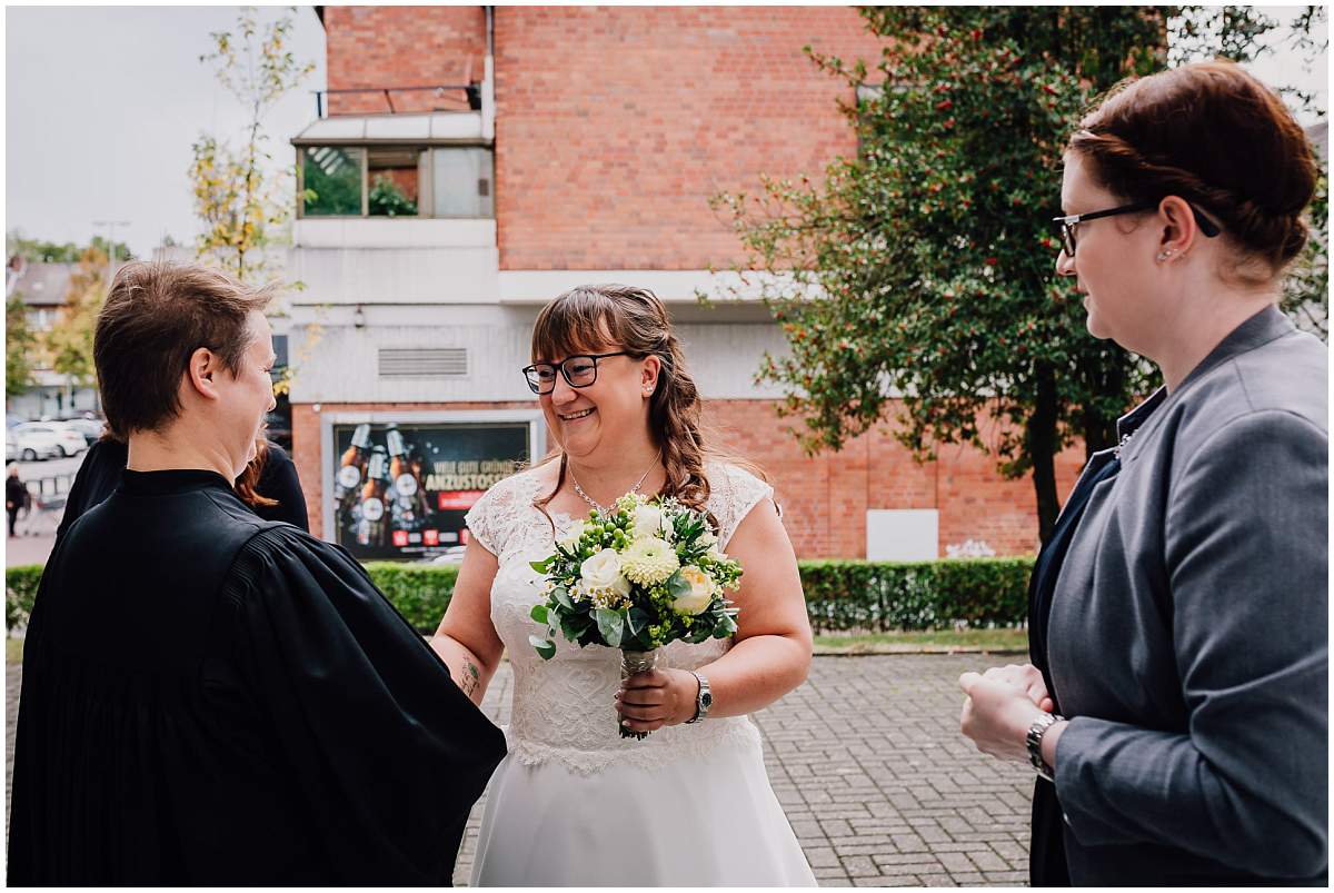 Hochzeitsfotograf Dinslaken Lesbische Hochzeit Frauenhochzeit gleichgeschlechtliche Ehe kirchliche Trauung Dorfkirche Hiesfeld Dinslaken