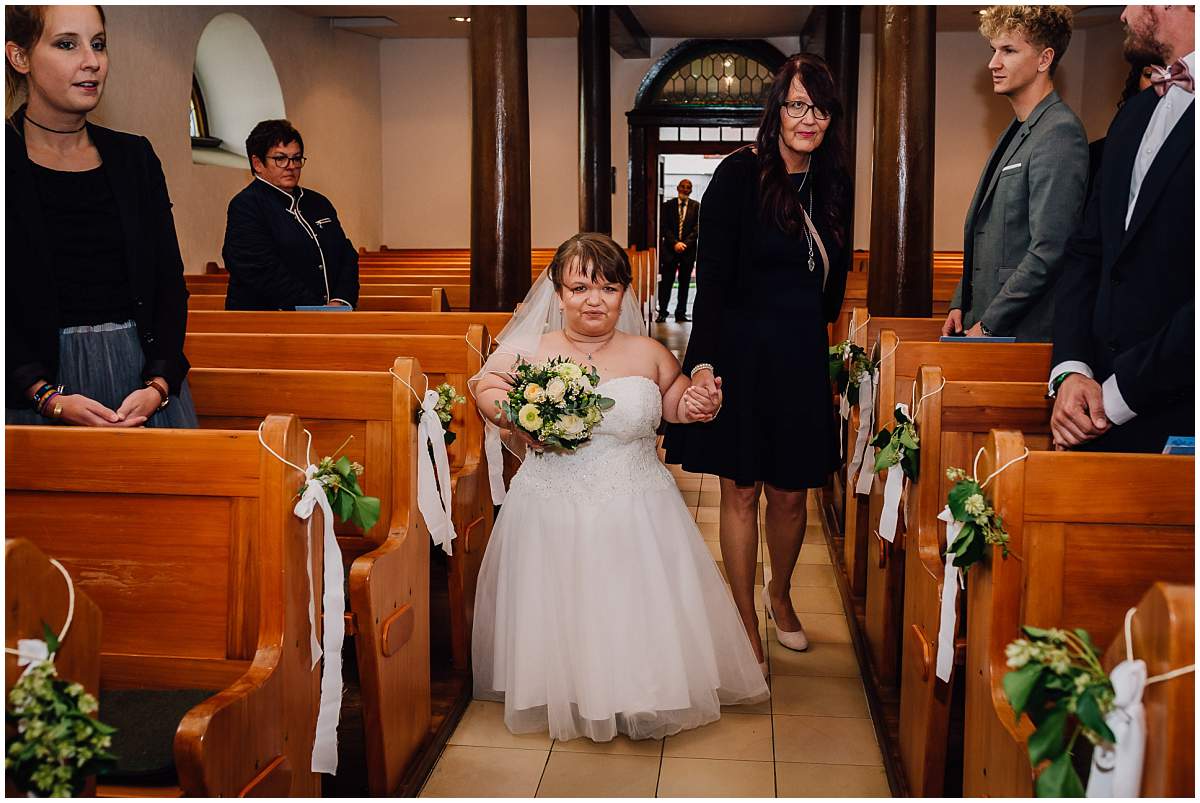 Hochzeitsfotograf Dinslaken Lesbische Hochzeit Frauenhochzeit gleichgeschlechtliche Ehe kirchliche Trauung Dorfkirche Hiesfeld Dinslaken