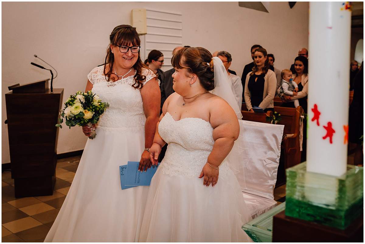 Hochzeitsfotograf Dinslaken Lesbische Hochzeit Frauenhochzeit gleichgeschlechtliche Ehe kirchliche Trauung Dorfkirche Hiesfeld Dinslaken