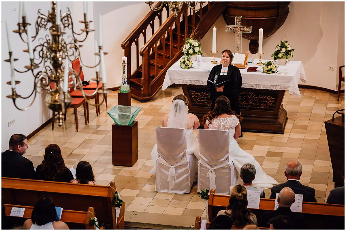 Hochzeitsfotograf Dinslaken Lesbische Hochzeit Frauenhochzeit gleichgeschlechtliche Ehe kirchliche Trauung Dorfkirche Hiesfeld Dinslaken