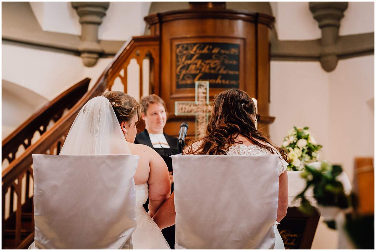 Hochzeitsfotograf Dinslaken Lesbische Hochzeit Frauenhochzeit gleichgeschlechtliche Ehe kirchliche Trauung Dorfkirche Hiesfeld Dinslaken