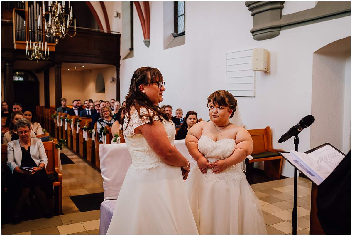 Hochzeitsfotograf Dinslaken Lesbische Hochzeit Frauenhochzeit gleichgeschlechtliche Ehe kirchliche Trauung Dorfkirche Hiesfeld Dinslaken