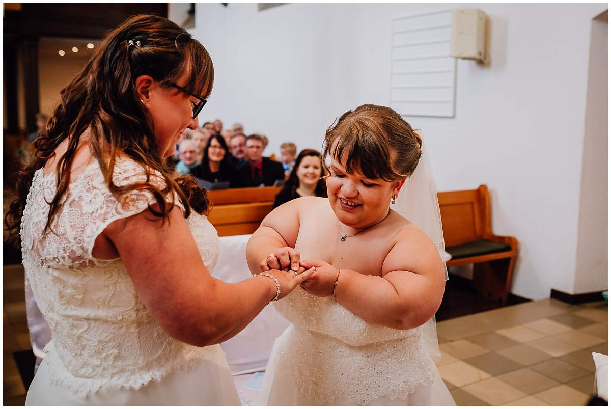 Hochzeitsfotograf Dinslaken Lesbische Hochzeit Frauenhochzeit gleichgeschlechtliche Ehe kirchliche Trauung Dorfkirche Hiesfeld Dinslaken