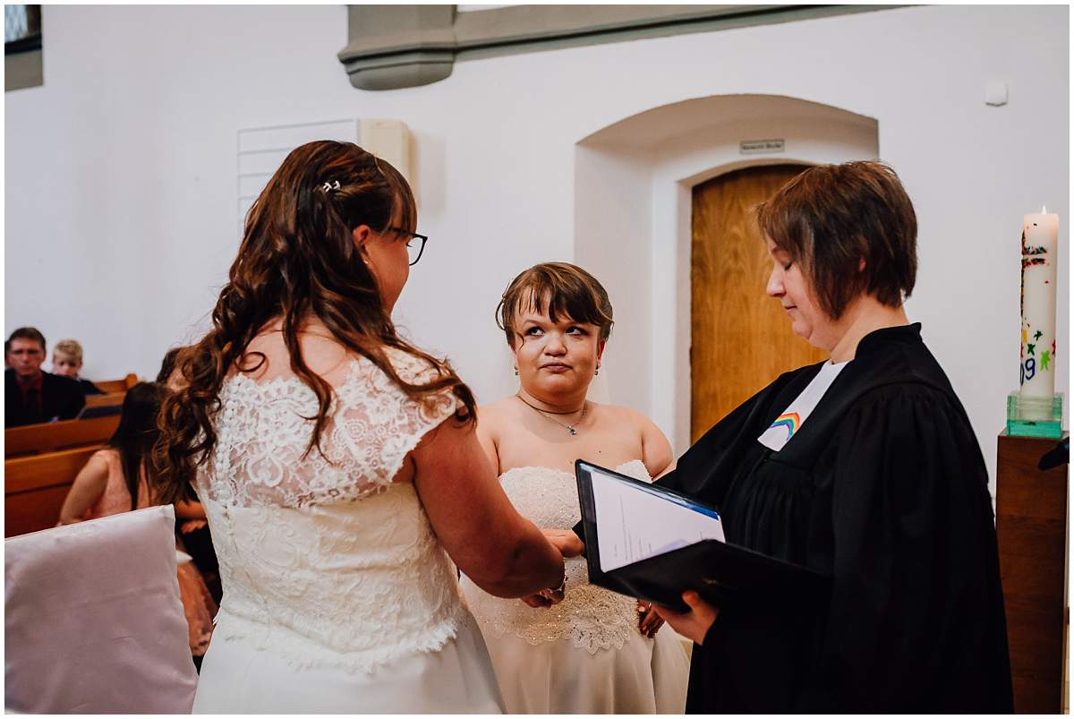 Hochzeitsfotograf Dinslaken Lesbische Hochzeit Frauenhochzeit gleichgeschlechtliche Ehe kirchliche Trauung Dorfkirche Hiesfeld Dinslaken