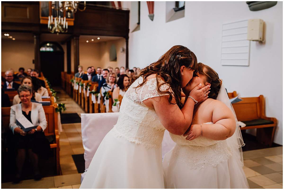 Hochzeitsfotograf Dinslaken Lesbische Hochzeit Frauenhochzeit gleichgeschlechtliche Ehe kirchliche Trauung Dorfkirche Hiesfeld Dinslaken