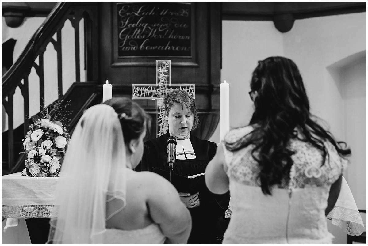 Hochzeitsfotograf Dinslaken Lesbische Hochzeit Frauenhochzeit gleichgeschlechtliche Ehe kirchliche Trauung Dorfkirche Hiesfeld Dinslaken