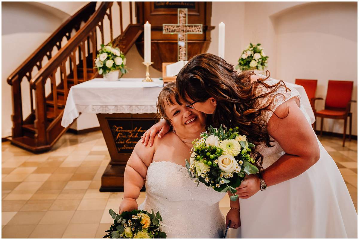 Hochzeitsfotograf Dinslaken Lesbische Hochzeit Frauenhochzeit gleichgeschlechtliche Ehe kirchliche Trauung Dorfkirche Hiesfeld Dinslaken