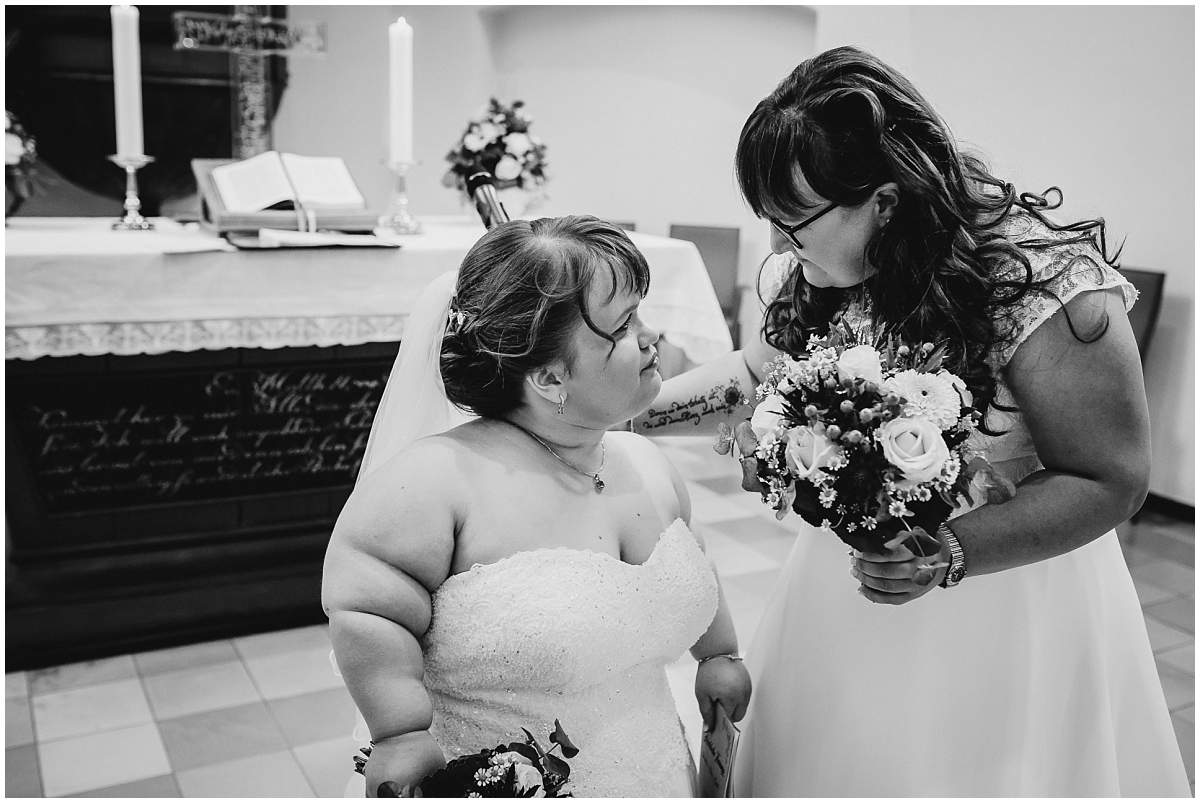 Hochzeitsfotograf Dinslaken Lesbische Hochzeit Frauenhochzeit gleichgeschlechtliche Ehe kirchliche Trauung Dorfkirche Hiesfeld Dinslaken