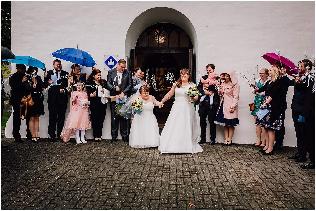 Hochzeitsfotograf Dinslaken Lesbische Hochzeit Frauenhochzeit gleichgeschlechtliche Ehe kirchliche Trauung Dorfkirche Hiesfeld Dinslaken