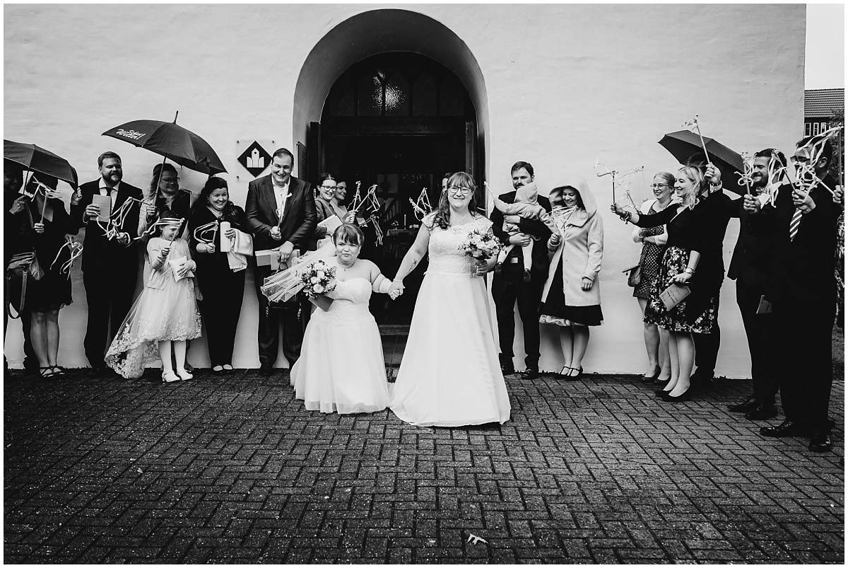 Hochzeitsfotograf Dinslaken Lesbische Hochzeit Frauenhochzeit gleichgeschlechtliche Ehe kirchliche Trauung Dorfkirche Hiesfeld Dinslaken