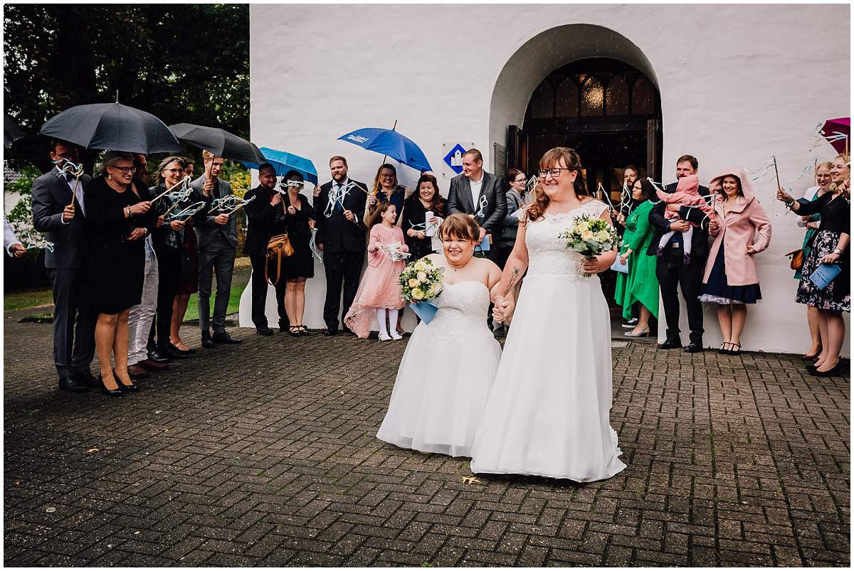 Hochzeitsfotograf Dinslaken Lesbische Hochzeit Frauenhochzeit gleichgeschlechtliche Ehe kirchliche Trauung Dorfkirche Hiesfeld Dinslaken