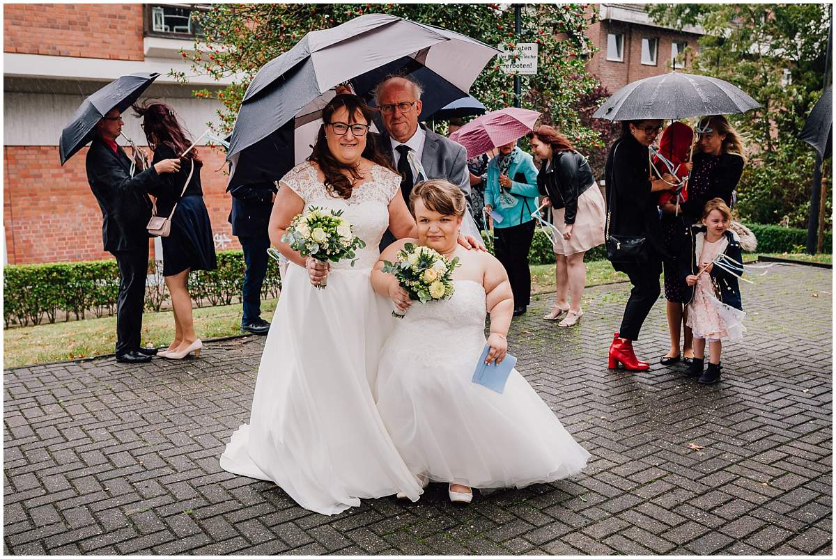 Hochzeitsfotograf Dinslaken Lesbische Hochzeit Frauenhochzeit gleichgeschlechtliche Ehe kirchliche Trauung Dorfkirche Hiesfeld Dinslaken