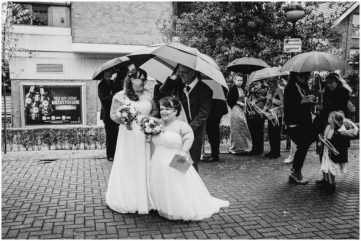 Hochzeitsfotograf Dinslaken Lesbische Hochzeit Frauenhochzeit gleichgeschlechtliche Ehe kirchliche Trauung Dorfkirche Hiesfeld Dinslaken