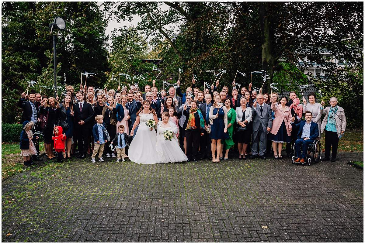 Hochzeitsfotograf Dinslaken Lesbische Hochzeit Frauenhochzeit gleichgeschlechtliche Ehe Dorfkirche Hiesfeld Dinslaken Kirche Gruppenfotos