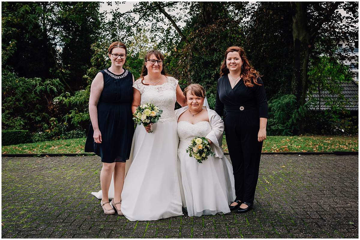 Hochzeitsfotograf Dinslaken Lesbische Hochzeit Frauenhochzeit gleichgeschlechtliche Ehe Dorfkirche Hiesfeld Dinslaken Kirche Gruppenfotos