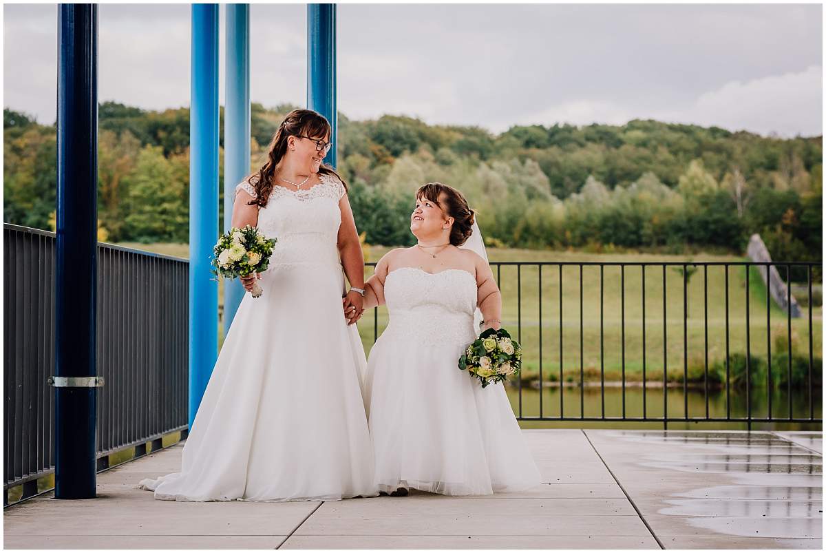 Hochzeitsfotograf Dinslaken Lesbische Hochzeit Frauenhochzeit gleichgeschlechtliche Ehe Brautpaarfotos zwei Bräute Bergpark Lohberg Dinslaken