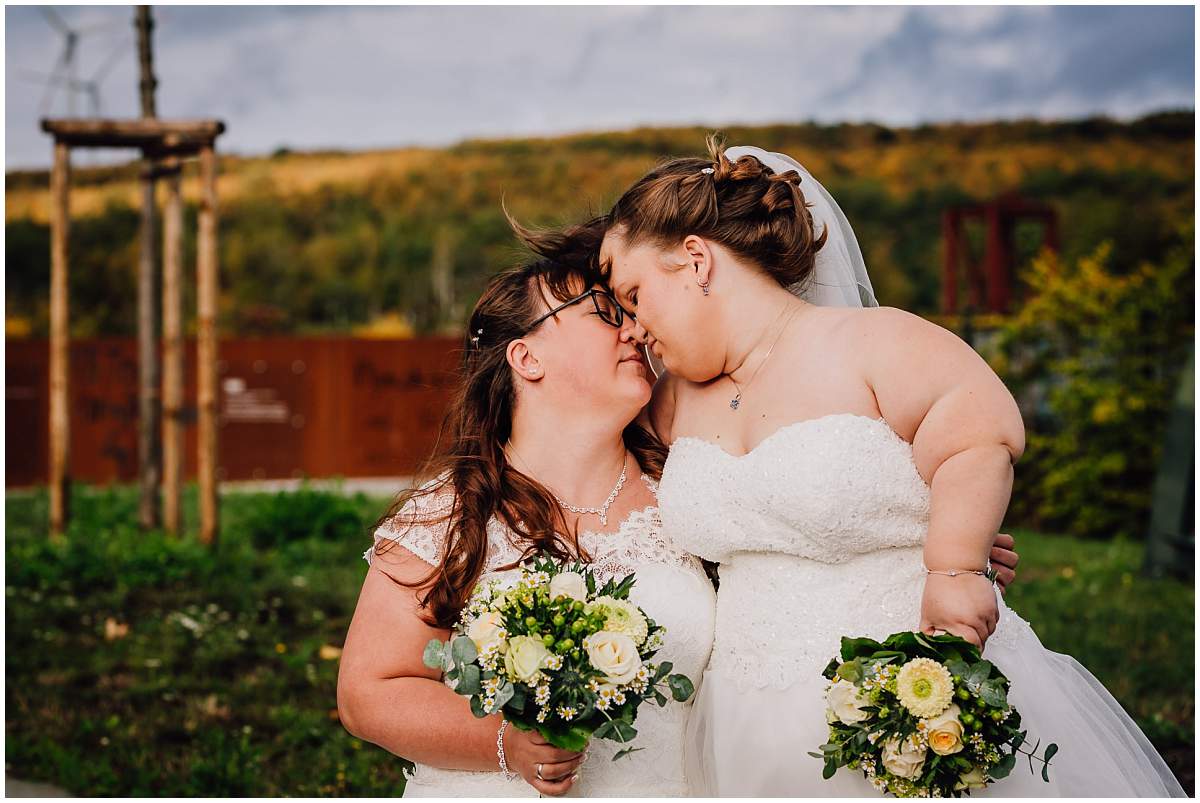 Hochzeitsfotograf Dinslaken Lesbische Hochzeit Frauenhochzeit gleichgeschlechtliche Ehe Brautpaarfotos zwei Bräute Bergpark Lohberg Dinslaken