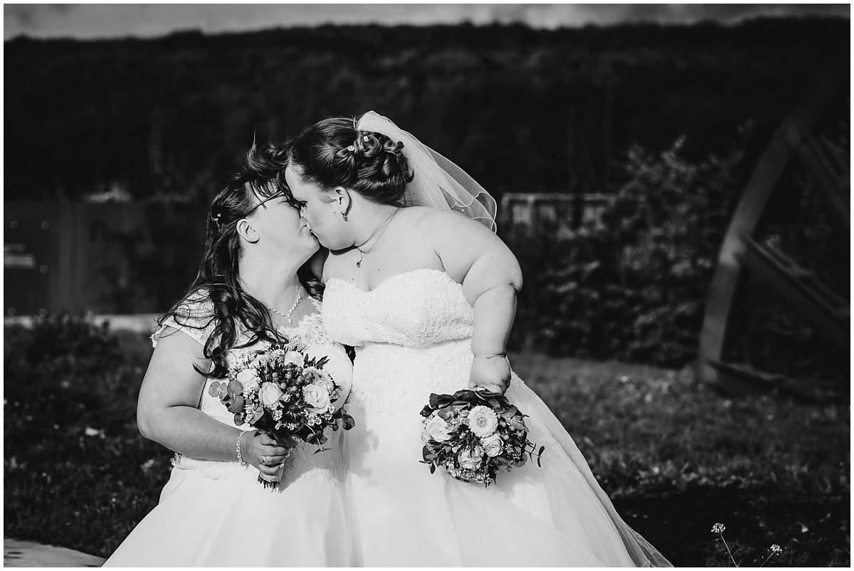 Hochzeitsfotograf Dinslaken Lesbische Hochzeit Frauenhochzeit gleichgeschlechtliche Ehe Brautpaarfotos zwei Bräute Bergpark Lohberg Dinslaken