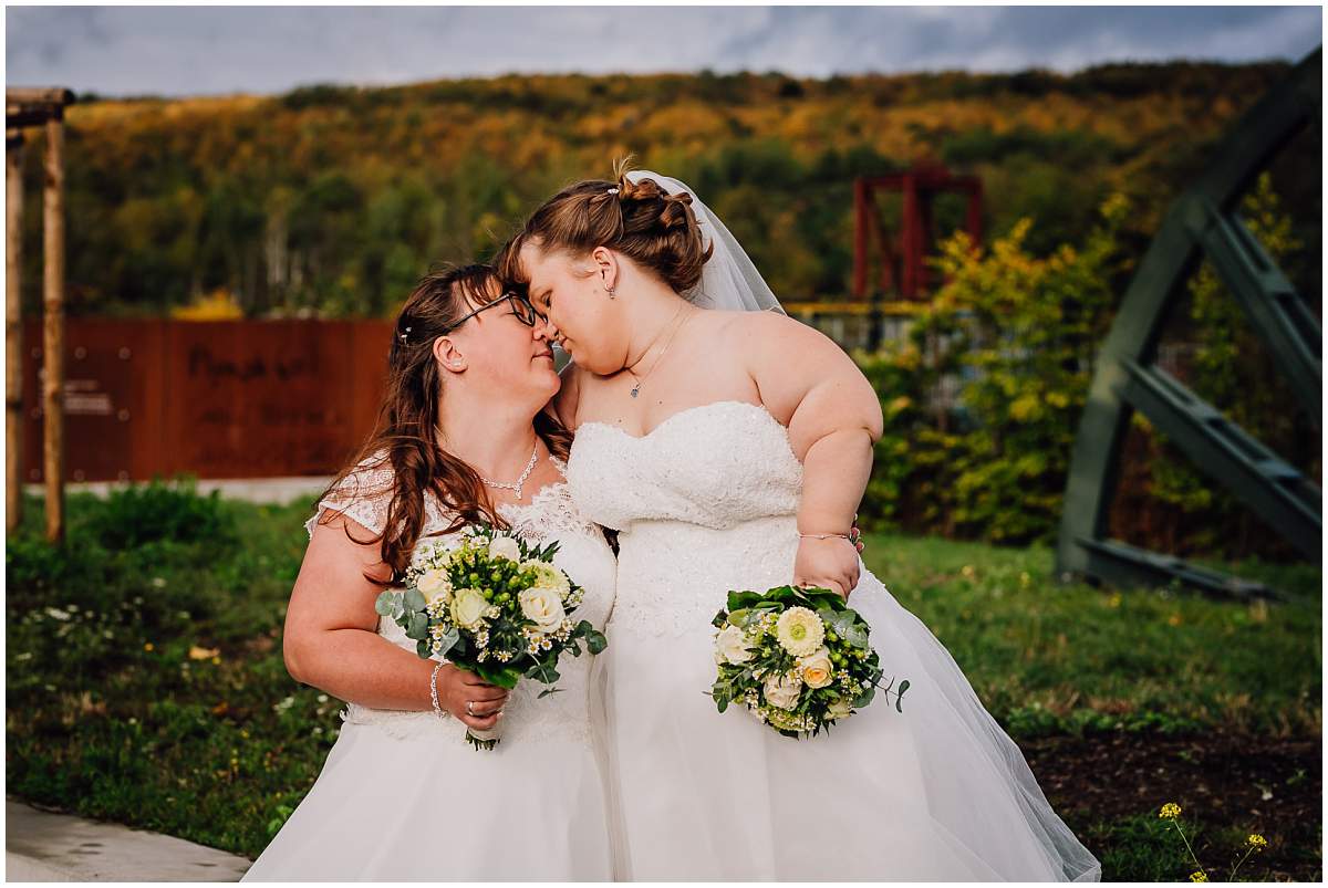 Hochzeitsfotograf Dinslaken Lesbische Hochzeit Frauenhochzeit gleichgeschlechtliche Ehe Brautpaarfotos zwei Bräute Bergpark Lohberg Dinslaken