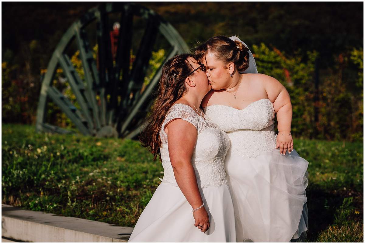 Hochzeitsfotograf Dinslaken Lesbische Hochzeit Frauenhochzeit gleichgeschlechtliche Ehe Brautpaarfotos zwei Bräute Bergpark Lohberg Dinslaken