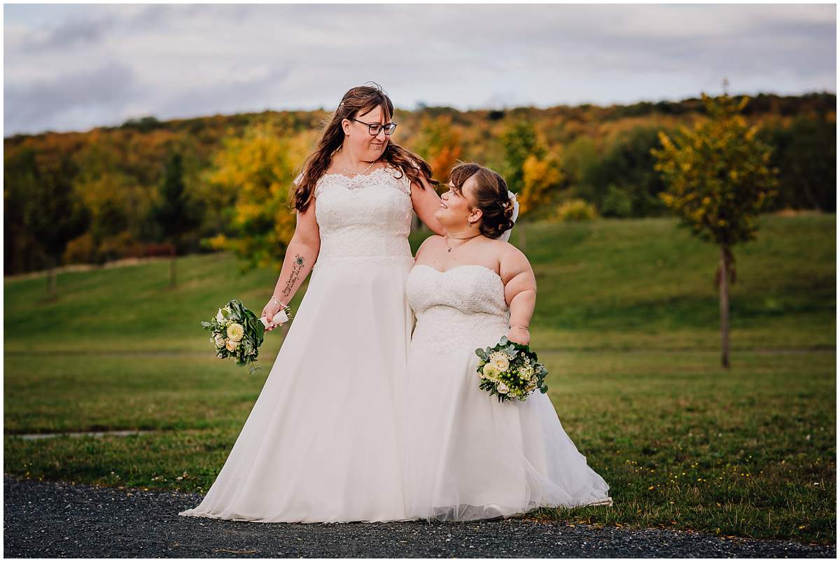 Hochzeitsfotograf Dinslaken Lesbische Hochzeit Frauenhochzeit gleichgeschlechtliche Ehe Brautpaarfotos zwei Bräute Bergpark Lohberg Dinslaken