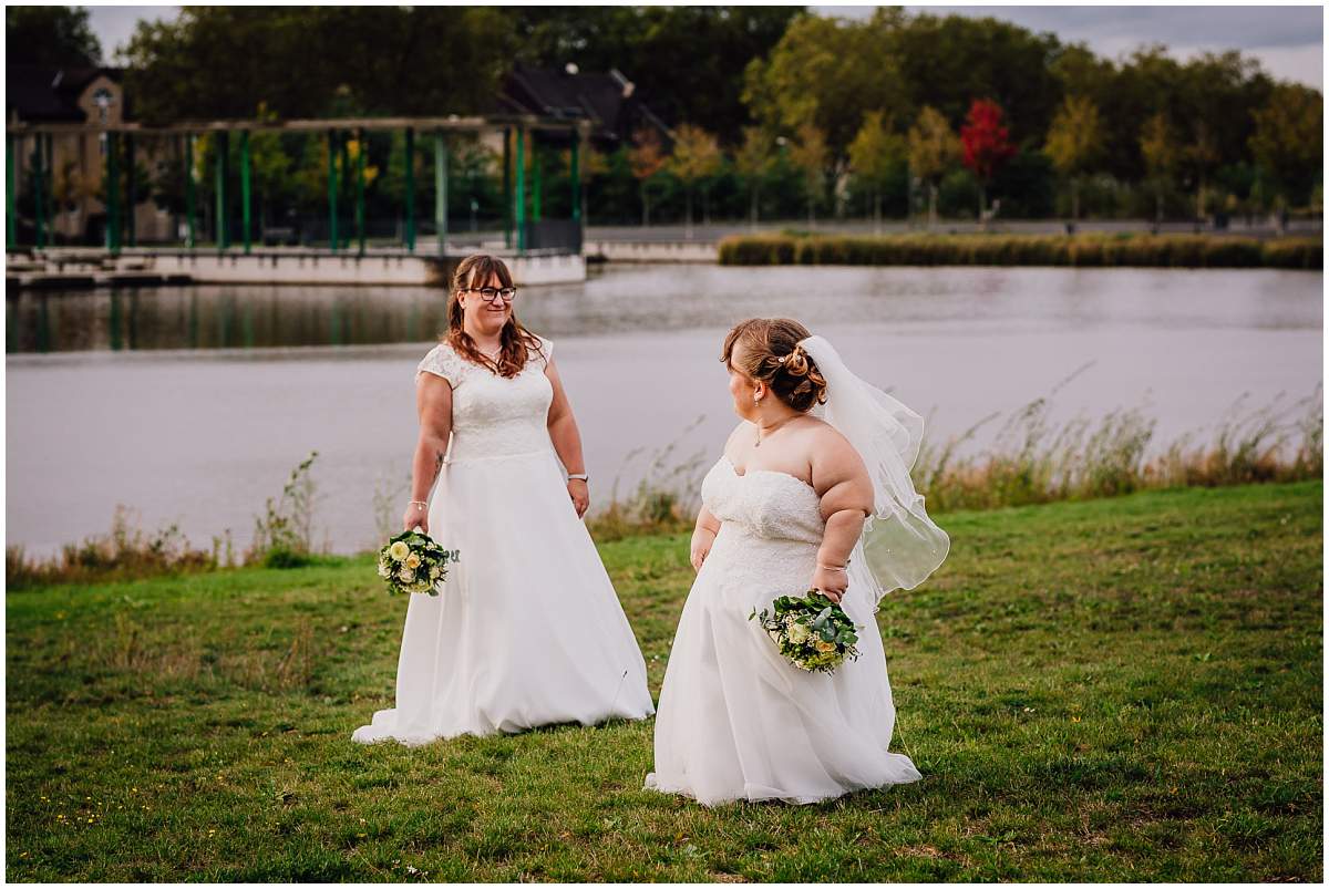 Hochzeitsfotograf Dinslaken Lesbische Hochzeit Frauenhochzeit gleichgeschlechtliche Ehe Brautpaarfotos zwei Bräute Bergpark Lohberg Dinslaken