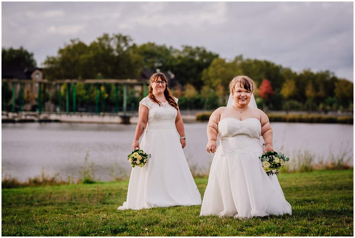 Hochzeitsfotograf Dinslaken Lesbische Hochzeit Frauenhochzeit gleichgeschlechtliche Ehe Brautpaarfotos zwei Bräute Bergpark Lohberg Dinslaken