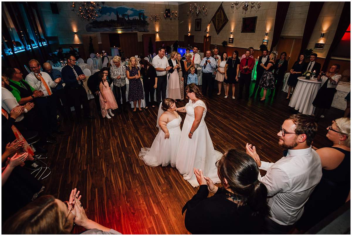 Hochzeitsfotograf Dinslaken Lesbische Hochzeit Frauenhochzeit gleichgeschlechtliche Ehe Hochzeitsfeier Opgen-Rheins Zum Johanniter Duisburg Hochzeitstanz